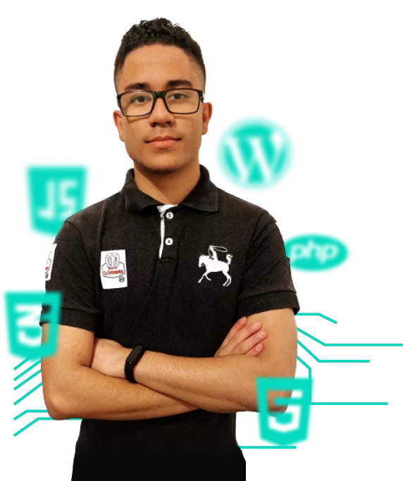 Homem que usa óculos preto quadrado estilo social usando camisa polo preta com detalhes brancos cabelo curto penteado de topete social e está com os braços cruzados cor da pele parda