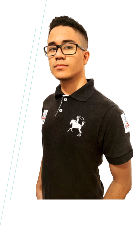 Homem jovem, sorrindo, canbelos pretos corte médio social usando camisa preta e óculos pretos